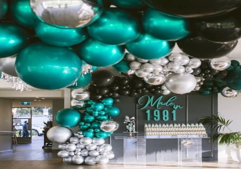 How long do balloon garland last
